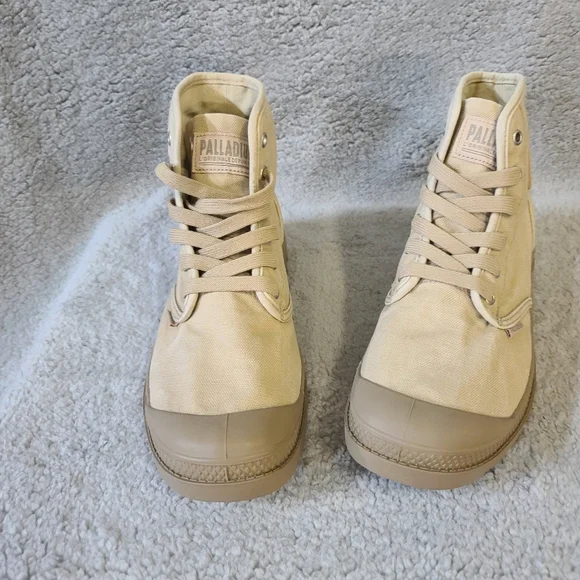 New in box Palladium Men's Boots Sz 9, Beige and Tan - Picture 1 of 9
